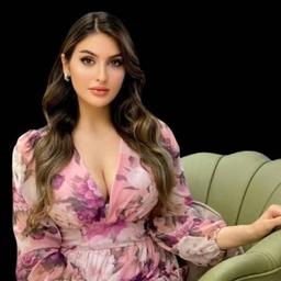 مذيعة
