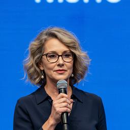 MULHER PALESTRA AMERICANA